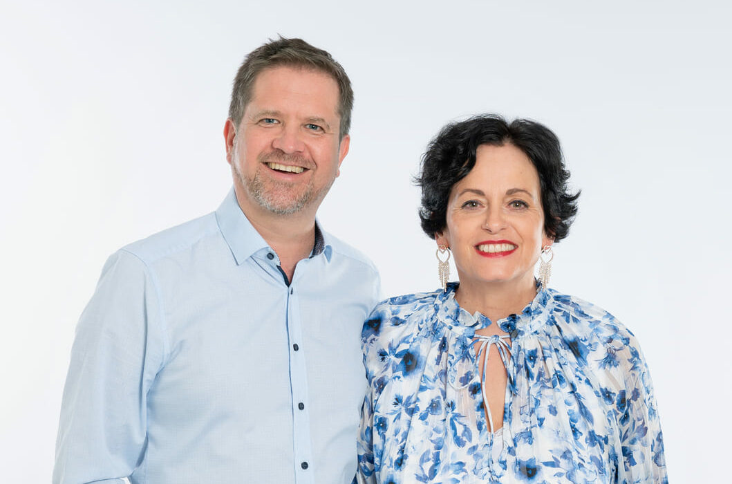 Julia&Stephan Paartherapie online zum Erfolg Julia & Stephan von PaareBegleiten lachen in die Kamera - Online Paartherapie funktioniert wirklich
