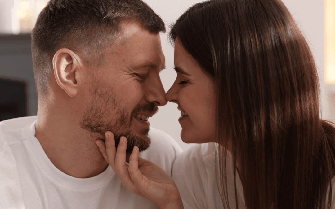 paar sieht sich in die augen und die Nasen berühren sich