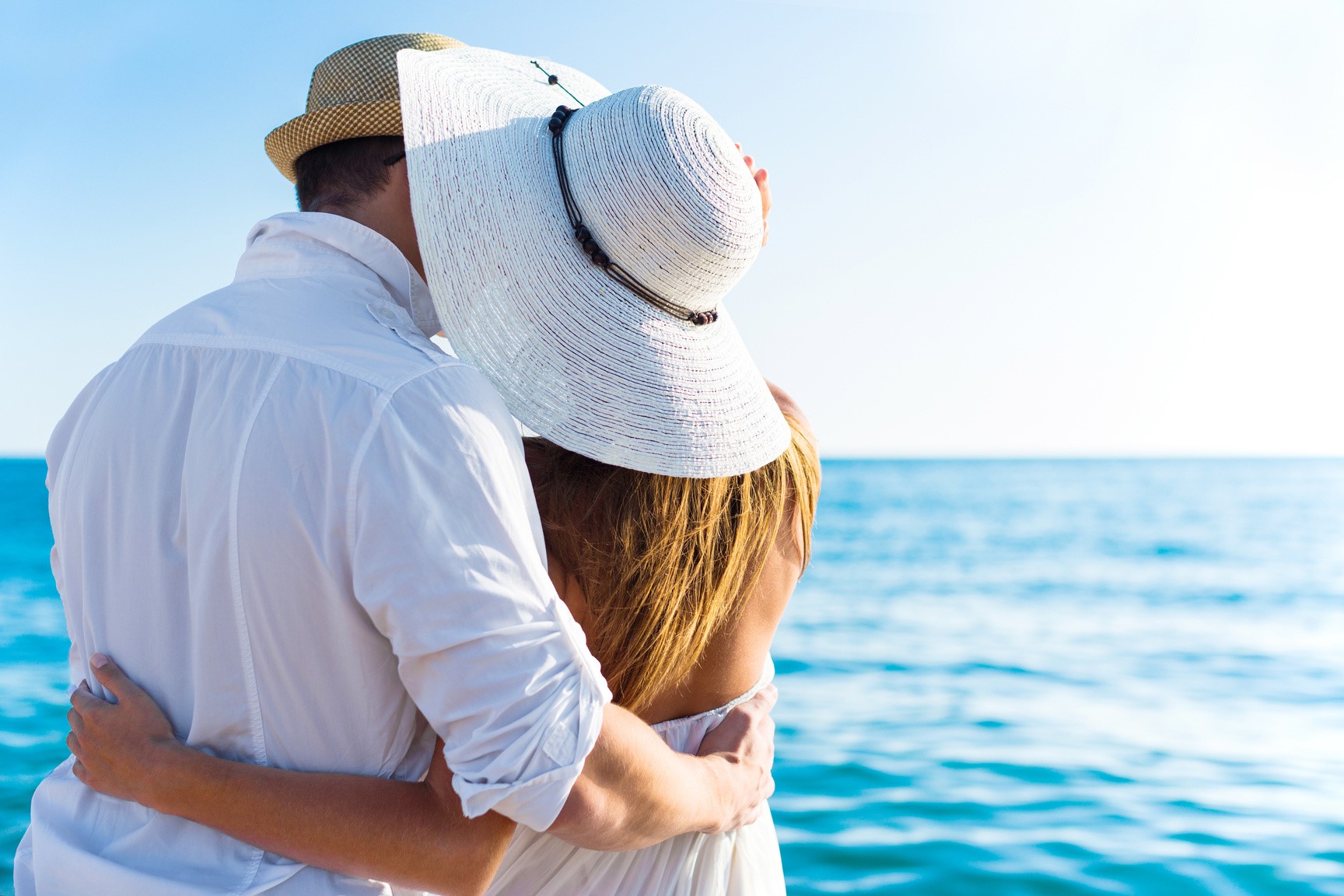 glückliches paar am meer, küsst sich verliebt