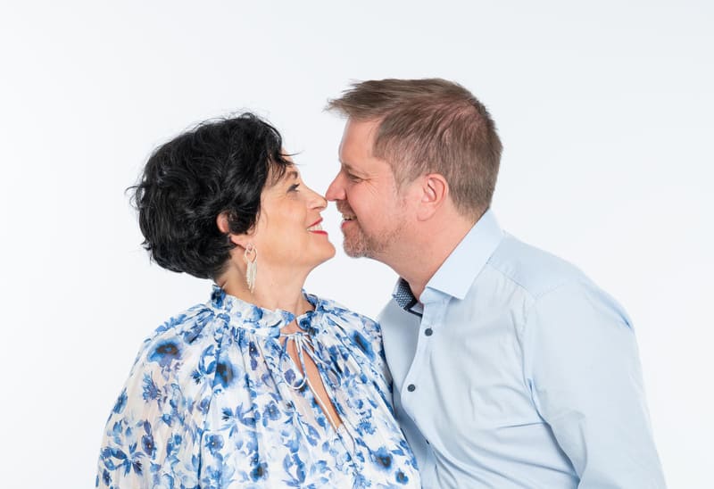 Mit einem Lächeln auf den Lippen küssen, dank des Beziehungs-Blogs von PaareBegleiten